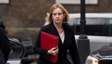 Minister spraw wewnętrznych Amber Rudd podał się do dymisji w związku ze skandalem Windrush