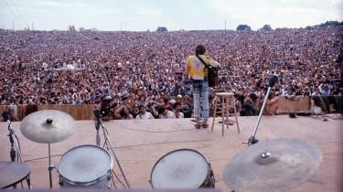 15 август 1969 г. --- Джон Себастиан изпълнява на Панаира за музика и изкуство Woodstock в Бетел, Ню Йорк (Макс Ясгур