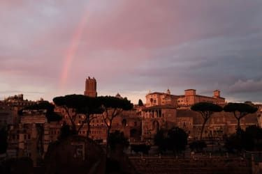Această fotografie făcută pe 3 noiembrie 2017 arată un curcubeu deasupra orașului Roma în timpul unui apus de soare. / FOTO AFP / Alberto PIZZOLI (Fotografia trebuie să citească ALBERTO PIZZOLI/AFP/Getty Images)