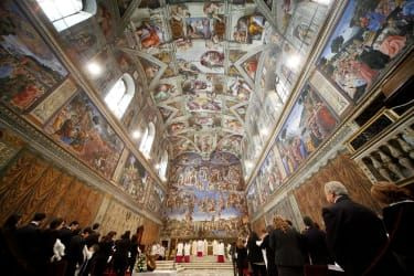 ORAȘUL VATICANULUI, VATICANUL - 13 IANUARIE: O viziune generală când Papa Benedict al XVI-lea celebrează botezurile în Michelangelo