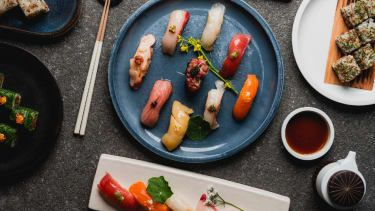 O selecție de sushi Sachi
