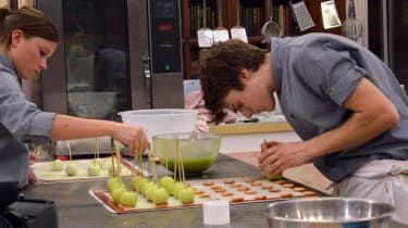 Bake Off: Creme de la Creme primește o cremă de la critici