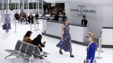 Paryžiaus mados savaitė: nuo „žmogiškų kuprinių“ iki Chanel terminalo