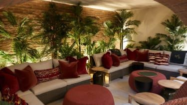 Obokana terasa v eni od mestnih hiš v Mayfair Park Residences