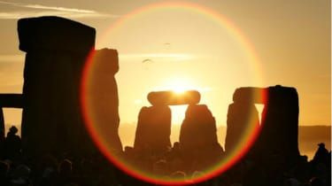 Sommersolhverv: hvorfor folk samles ved Stonehenge