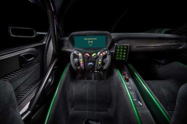 Pogled gonilnika Brabham BT62