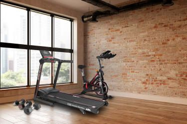 Sprzęt JLL Fitness w rogu sali