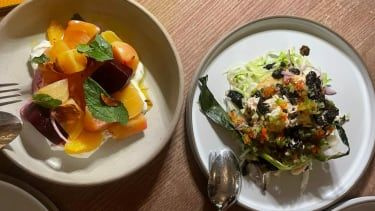 Tostada de crab de Dorset și sfeclă roșie servite cu chimen, iaurt și portocale