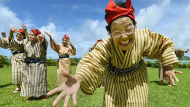 Besišypsanti moteris Okinavoje