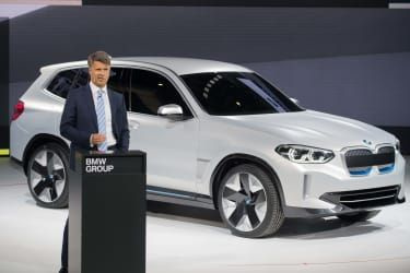 Harald Krueger, președintele consiliului de administrație al BMW AG, prezintă conceptul BMW iX3 în timpul unei conferințe de presă la Salonul Auto de la Beijing, pe 25 aprilie 2018. - Industry beh