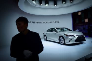 O mașină Lexus ES 300 este expusă la Salonul Auto de la Beijing, pe 25 aprilie 2018. - Producătorii auto mondiali și-au prezentat cele mai recente modele electrice și SUV la Beijing, în timp ce salutau cu prudență China