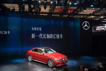 Noul Mercedes-Benz C-Class L este prezentat pentru premiera sa mondială în timpul unei conferințe de presă la Salonul Auto de la Beijing, la Beijing, pe 25 aprilie 2018. - Producătorii auto mondiali și-au prezentat cel mai recent model elec.