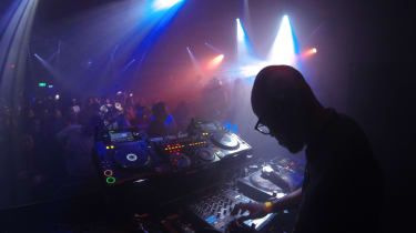 Black Coffee: πώς η τραγωδία ανέβασε τον μεγαλύτερο DJ της Αφρικής στην κορυφή