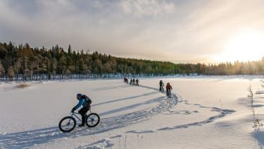 Grupul Exodus cu bicicleta peste un lac înghețat