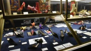 Sko designet av Christian Louboutin er utstilt på Christian Louboutin L