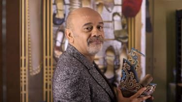 Skodesigner Christian Louboutin poserer med en av sine kreasjoner