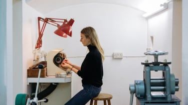 Designer de bijuterii și aurară Jessie Thomas în studioul ei din Londra