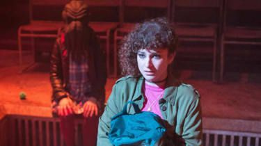Pomona - anmeldelser af 'genialt' nyt dystopisk drama