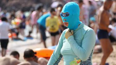 Der Face-Kini: ein weltweiter Bademoden-Trend