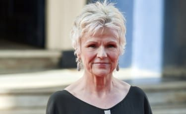 Angleška igralka Julie Walters pozira za slike na rdeči preprogi ob prihodu na podelitev televizijskih nagrad BAFTA v Londonu 18. maja 2014. AFP PHOTO/WILL OLIVER (Fotografija naj se glasi WILL OLIVER/A