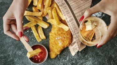 Fish and chips so šampanským