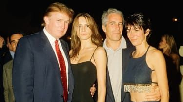 Donald a Melania Trump na snímke s Jeffreym Epsteinom a Ghislaine Maxwell na Floride v roku 2000