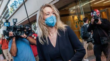 Elizabeth Holmes: souzena za podvod