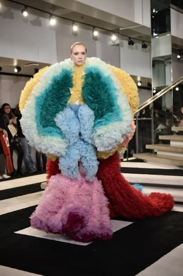 NEW YORK, NY - 08 FEBRUARI: Gwendoline Christie går banan för Tomo Koizumi modevisning under New York Fashion Week på Marc Jacobs Madison den 8 februari 2019 i New York City.(Pho