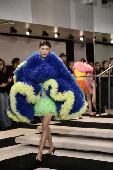 NEW YORK, NY - 08 FEBRUARI: Bella Hadid går banan för Tomo Koizumi modevisning under New York Fashion Week på Marc Jacobs Madison den 8 februari 2019 i New York City.(Foto av St.