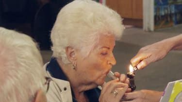 EastEnders Pat Butcher erkänner att han använder cannabis för smärtlindring varje dag