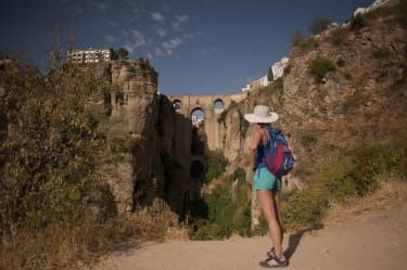 Un turist se uită la Puente Nuevo (Podul Nou) din Ronda pe 28 august 2014. FOTO AFP / JORGE GUERRERO (Fotografie ar trebui să citească Jorge Guerrero/AFP/Getty Images)