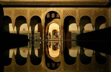 Granada, SPANIA: Plimbare turistică prin palatul Alhambra din Granada, 26 iunie 2007. Alhambra se numără printre aspiranții să fie una dintre cele șapte minuni ale lumii ca o poză masivă.