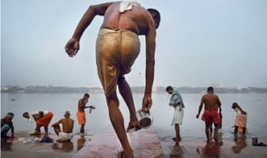 (c) Nick Ng, Malasia, Entrada, Segunda categoría, Competencia abierta, Sony World Photography Awards 2015 TÍTULO DE LA IMAGEN: El ritual de la mañana DESCRIPCIÓN DE LA IMAGEN: Un hombre se lava los pies antes de bañarse.