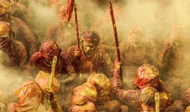 (c) Ioulia Chvetsova, Francia, Entrada, Arte y Cultura. Concurso Abierto de Categoría, Sony World Photography Awards 2015. TÍTULO DE LA IMAGEN: Holi. DESCRIPCIÓN DE LA IMAGEN: Los devotos hindúes arrojan colores vivos