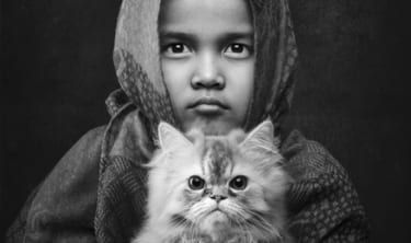 (c) Arief Siswandhono, Indonesia, entrada, categoría de personas, competencia abierta, Sony World Photography Awards 2015. TÍTULO DE LA IMAGEN: Afecto atemporal. DESCRIPCIÓN DE LA IMAGEN: Fina (la chica de la imagen