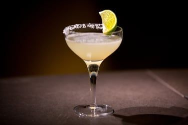 Patrons rīko dzērienu pieņemšanu un sarunājas, lai atzīmētu Starptautisko Margaritas dienu Harvey Nichols, Londonā, Apvienotajā Karalistē — 2017. gada 22. februārī.