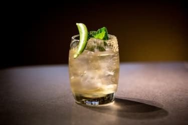 Patrons rīko dzērienu pieņemšanu un sarunājas, lai atzīmētu Starptautisko Margaritas dienu Harvey Nichols, Londonā, Apvienotajā Karalistē — 2017. gada 22. februārī.
