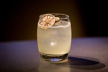 Patrons rīko dzērienu pieņemšanu un sarunājas, lai atzīmētu Starptautisko Margaritas dienu Harvey Nichols, Londonā, Apvienotajā Karalistē — 2017. gada 22. februārī.