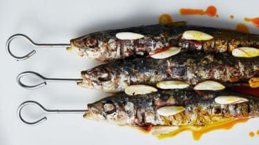 Recette : Sardines au charbon de bois au vinaigre de safran et à l'huile d'amande