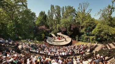 LONDYN, ANGLIA - 30 MAJA: Poranna publiczność ogląda produkcję Much Ado About Nothing w The Open Air Theatre 30 maja 2009 w Regents Park w Londynie. Ciepłe temperatury zwiastują początek