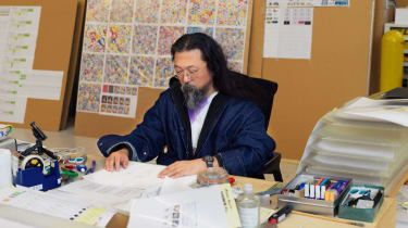Takashi Murakami in zijn atelier, met dank aan de kunstenaar