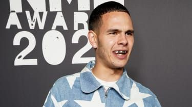 Kdo je slowthai a co se stalo na NME Awards?