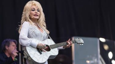 Dolly Parton imponerar på Glastonbury-publiken – men mimade hon?