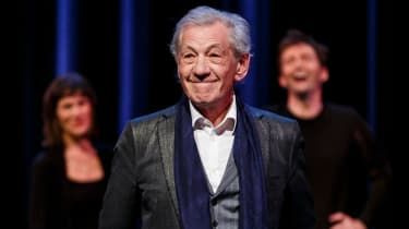 Sir Ian McKellen verschijnt als Gandalf op het podium in Londen