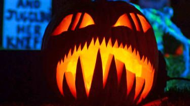 Un dovleac sculptat și luminat este plasat printre ceea ce par a fi pietre funerare într-un cartier decorat de Halloween din Sierra Madre, California, pe 31 octombrie 2013, în calitate de celebrități tinere și bătrâne.