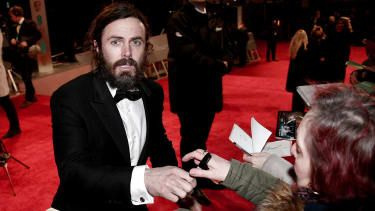 LONDÝN, ANGLICKO – 12. FEBRUÁRA: Casey Affleck sa zúčastňuje 70. ročníka udeľovania filmových cien EE British Academy Film Awards (BAFTA) v Royal Albert Hall 12. februára 2017 v Londýne, Anglicko. (Foto Gareth Cattermole/Ge