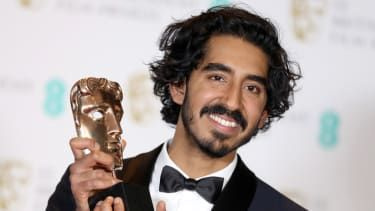 LONDÝN, ANGLICKO – 12. FEBRUÁRA: Víťaz herca vo vedľajšej úlohe Dev Patel pózuje so svojou cenou v miestnosti pre víťazov počas 70. ročníka udeľovania cien EE British Academy Film Awards (BAFTA) v Royal Albert Hall vo februári