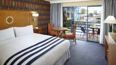 waterfront_guestroom_standardking_rb0814.jpg