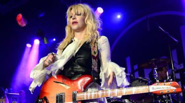 Courtney Love – arvosteluja laulajan 'vangitsevasta' Britannian kiertueesta
