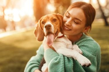 犬を抱いている女性
